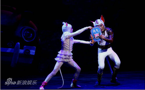 ＂猫和老鼠＂的故事＂来演示发出生日请柬