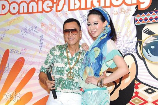甄子丹举办50岁生日派对，以60年代为主题